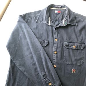 Classic Tommy Hilfiger button up! 🔥